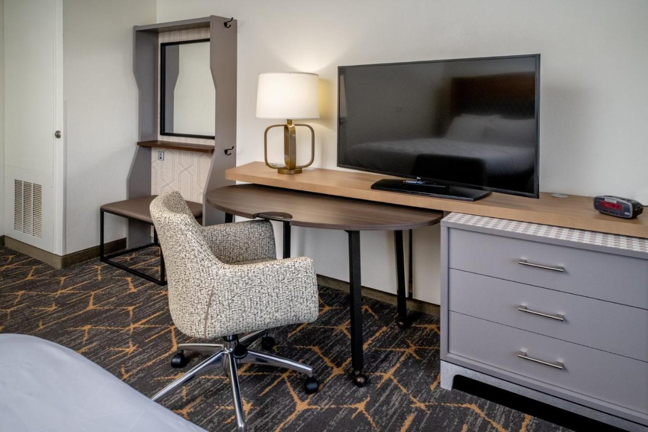 Holiday Inn Hotel & Suites Beckley By Ihg Exterior photo